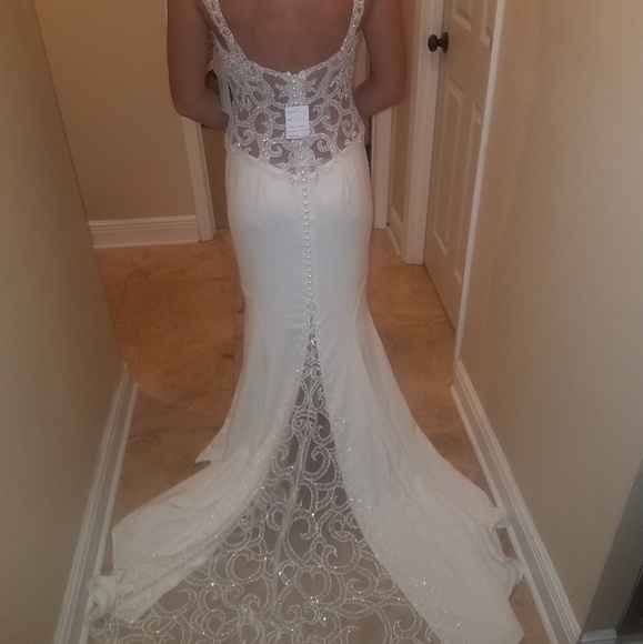 Galina Signature Wedding Dress - Picture 1 of 8